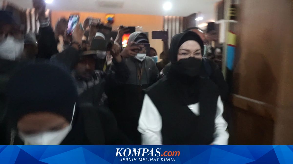 Bupati Sukoharjo Etik Suryani Langsung Dihujani Pertanyaan Usai Diperiksa 8 Jam Terkait OTT KPK