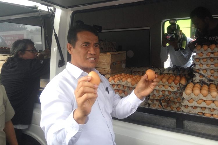Menteri Pertanian Andi Amran Sulaiman saat menggelar operasi pasar di Jakarta, Kamis (19/7/2018).