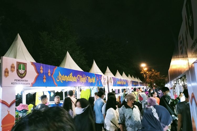 Suasana Night Market Ngarsopuro Kota Solo, Jawa Tengah, Sabtu (9/4/2022)