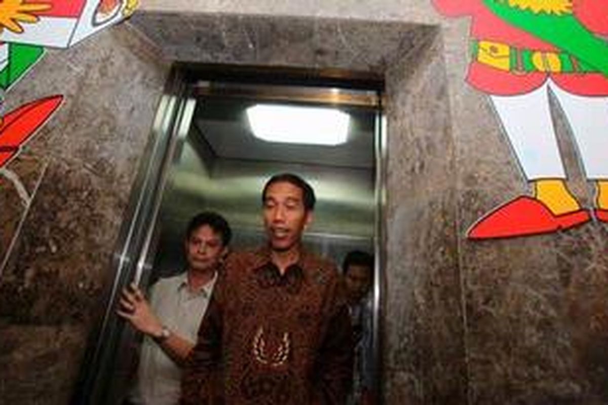 Gubernur Jakarta terpilih versi KPUD Jakarta, Joko Widodo, datang ke KPUD Jakarta untuk meminta surat penetapan dirinya sebagai gubernur DKI Jakarta untuk segera dapat diserahkan ke DPRD Surakarta terkait pengunduran dirinya sebagai Wali Kota Surakarta, Jakarta, Sabtu (29/9/2012). Pada siang itu, KPUD DKI Jakarta mengumumkan pasangan Joko Widodo dan Basuki Tjahaja Purnama sebagai Gubernur dan Wakil Gubernur terpilih berdasarkan hasil hitung resmi di tiap wilayah oleh KPU Propinsi DKI Jakarta.  
