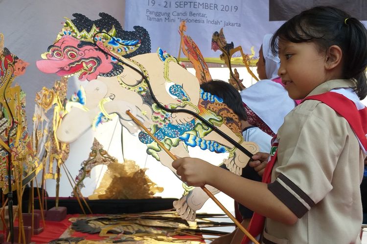 Pameran wayang kulit pada Festival Wayang Bocah 2019 yang berlangsung 19-21 September 2019 di panggung Candi Bentar, Taman Mini Indonesia Indah, Jakarta.
