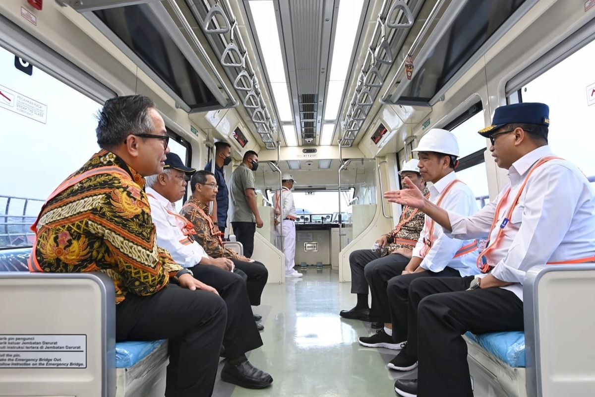 Presiden Joko Widodo, Penjabat Gubernur DKI Jakarta Heru Budi, dan sejumlah menteri, menjajal kereta Light Rail Transit (LRT) Jakarta, Bogor, Depok, Bekasi (Jabodebek) dari Stasiun Harjamukti, Cimanggis, Depok, Senin (26/12/2022).