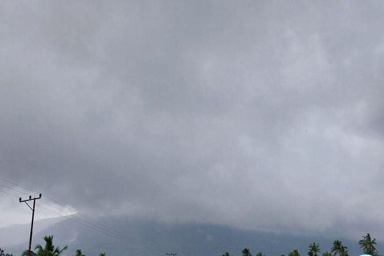 Area puncak Gunung Lewotobi Laki-laki dilanda hujan deras, Minggu (30/6/2024)
