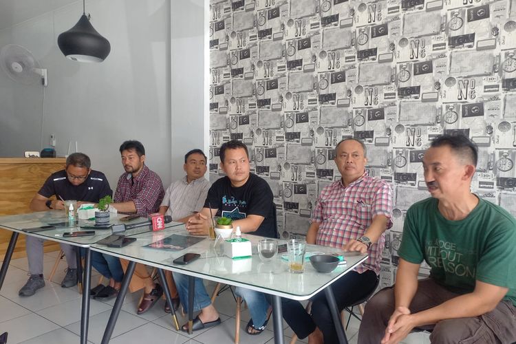 Forum Warga Cibubur menggelar konferensi pers, Selasa (19/7/2022) terkait kecelakaan truk di Jalan Alternatif Cibubur yang terjadi pada Senin (18/7/2022) lalu.