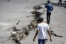 BERITA FOTO: Ditambal, Jalan yang Retak dan Menganga karena Gempa Lombok
