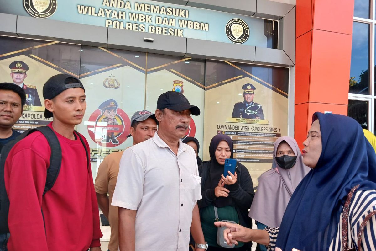 Para peserta arisan yang merasa tertipu, saat melaporkan apa yang mereka alami di Mapolres Gresik, Jawa Timur, Senin (4/11/2024).