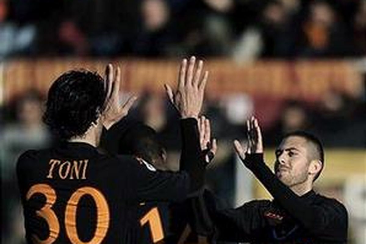 Jeremy Menez (kanan) memberi sambutan kepada Luca Toni yang menyediakannya assist hingga mencetak gol.