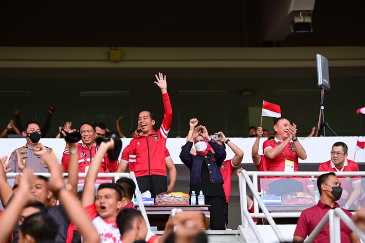 Presiden Joko Widodo bersorak ketika menyaksikan pertandingan Piala AFF 2022 antara Indonesia dan Kamboja di Stadion Utama Gelora Bung Karno, Jakarta, Jumat (23/12/2022).