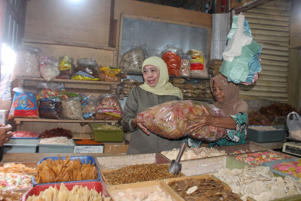 Khofifah membeli krupuk dari pedagang di Pasar Baru Lumajang, Rabu (13/11/2024)