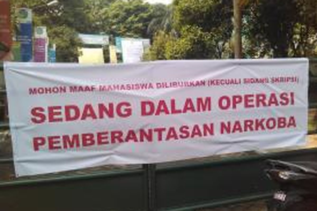 Tulisan di pagar depan Kampus UNAS yang berisikan pengumuman bahwa mahasiswa diliburkan setelah adanya penggeladahan narkoba oleh polisi, Kamis (14/8/2014).