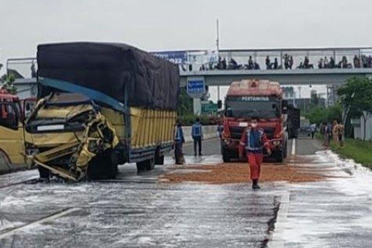 Truk tangki Pertamina kecelakaan di tol Mabar, Medan, Sumatera Utara, Senin (25/7/2022).