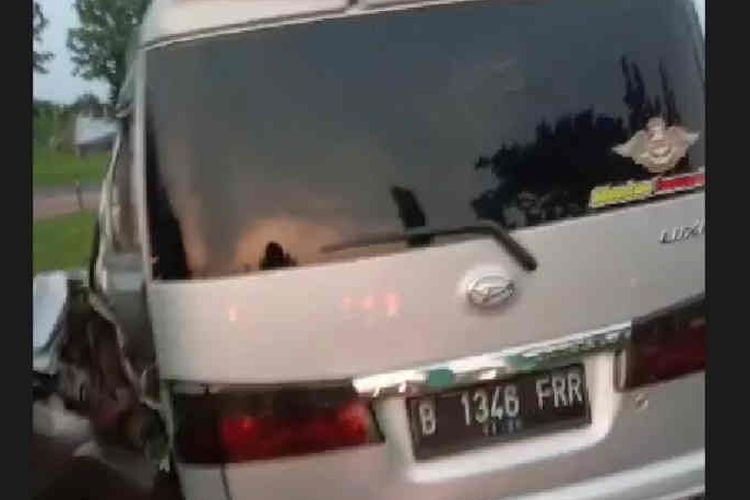 Tangkapan layar- Kendaraan minibus yang terlibat kecelakaan di KM 139 Tol Cipali Indramayu, Jawa Barat, Selasa (15/11/2022). 