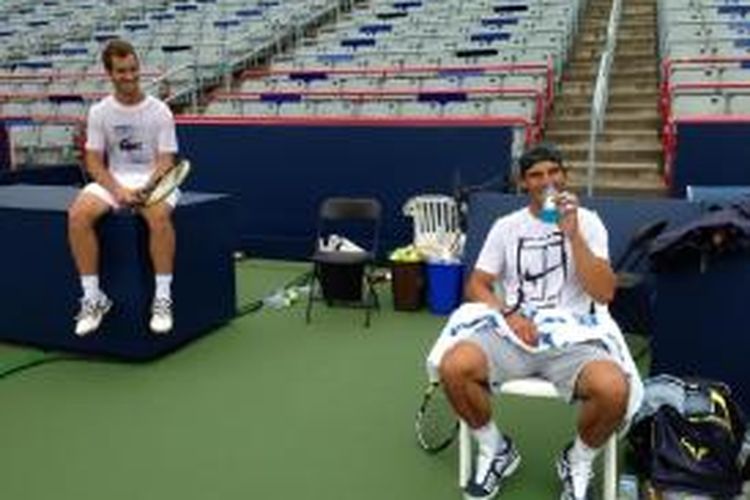 Petenis Spanyol, Rafael Nadal (kanan) dan Richard Gasquet dari Spanyol, duduk bersantai setelah menjalani latihan bersama jelang turnamen Masters 1000, Rogers Cup, di Montreal, Kanada. Foto diambil dari akun Twitter Nadal, @RafaelNadal