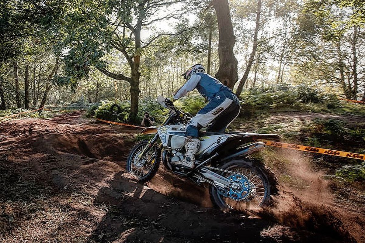 Ilustrasi balap motor enduro