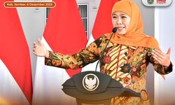 Salurkan 20.000 WP PLTS Atap di Jember, Khofifah: Lompatan dari Green Energy ke Blue Energy