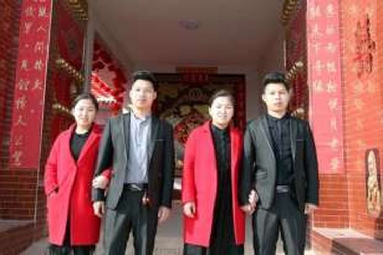 Pasangan suami istri kembar identik asal China ini kerap membuat kerabat dan teman mereka salah mengidentifikasi.