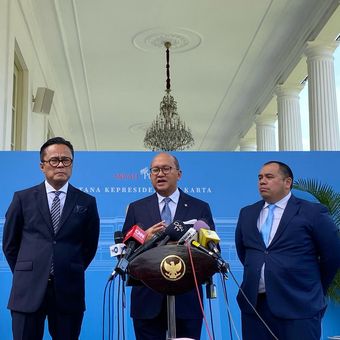 Kepala Badan pengelola investasi Daya Anagata Nusantara (Danantara) Rosan Perkasa Roeslani (tengah) menjelaskan konsep Danantara di Istana Kepresidenan Jakarta, Senin (24/2/2025). 