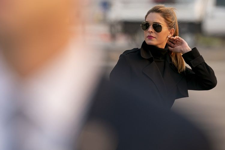 Dalam file foto 12 September 2020 ini, Counselor to the President Hope Hicks tiba bersama Presiden Donald Trump di Bandara Internasional Reno-Tahoe di Reno, Nev. Hicks dinyatakan positif mengidap virus corona. Hicks, yang menjabat sebagai penasihat presiden dan melakukan perjalanan bersamanya ke rapat umum Rabu, 30 September 2020, dinyatakan positif 1 Oktober