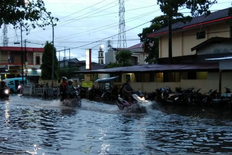 Suasana banjir di Kota Makassar yang menghabat aktivitas sekolah atau kerja di instansi pemerintah ataupun swasta di Makassar, Senin (13/2/2023.