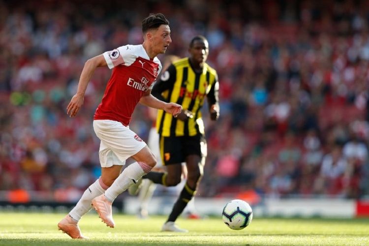 Mesut Oezil menggiring bola pada pertandingan Arsenal vs Watford dalam lanjutan Premier League di Stadion Emirates, 29 September 2018. 