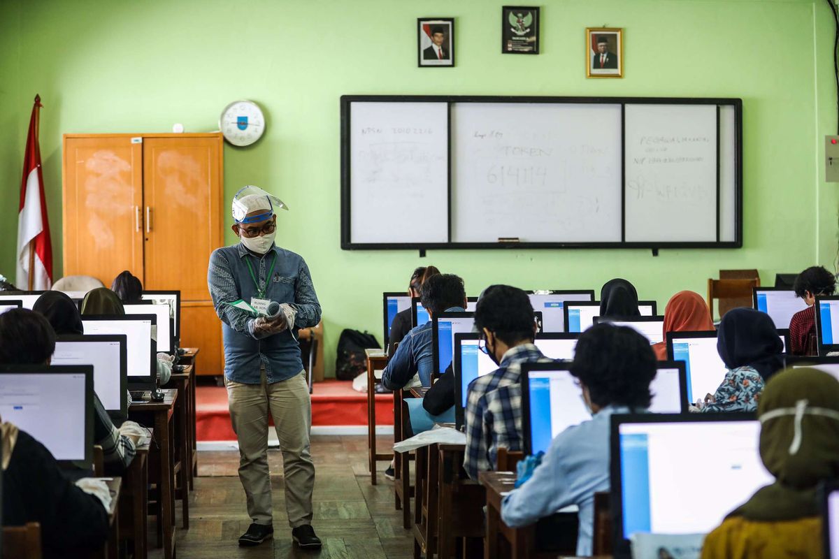 Peserta mengikuti ujian tulis berbasis komputer (UTBK) di SMA Negeri 3 Jakarta Selatan, Setiabudi, Selasa (7/7/2020). UNJ sebagai salah satu Pusat UTBK Perguruan Tinggi Negeri (PTN) menyelenggarakan ujian dalam dua tahap yakni pada tanggal 5-12 Juli 2020 dan 20-27 Juli 2020 dengan jumlah total peserta sebanyak 42.463 orang dengan protokol kesehatan pencegahan penularan Covid-19.