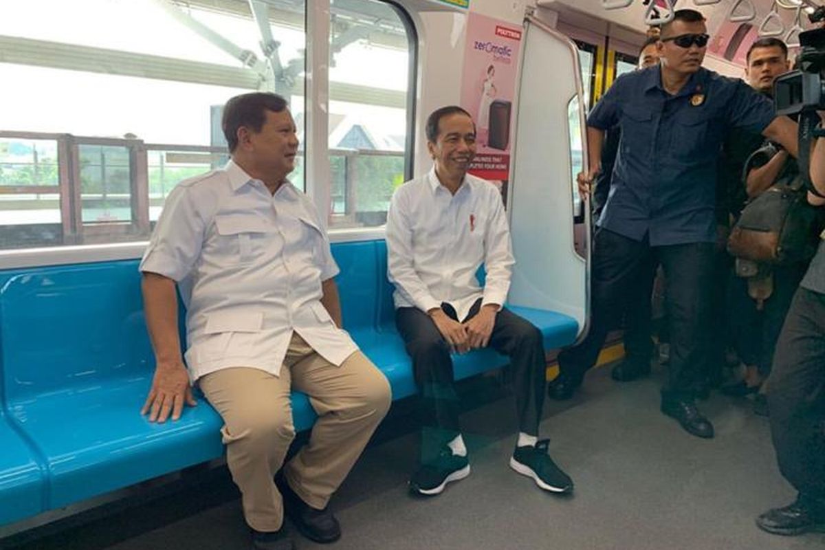 Saat Jokowi dan Prabowo bersama menaiki kereta MRT dari Stasiun Lebak Bulus, Sabtu (12/7/2019). Pertemuan ini bersejarah karena menandakan rekonsiliasi di antara dua kubu yang selama ini membuat masyarakat terbelah sepanjang pemilihan presiden.