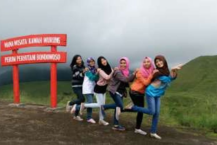 Wisatawan yang berkunjung di kawasan Kawah Wurung di Kabupaten Bondowoso, Jawa Timur.