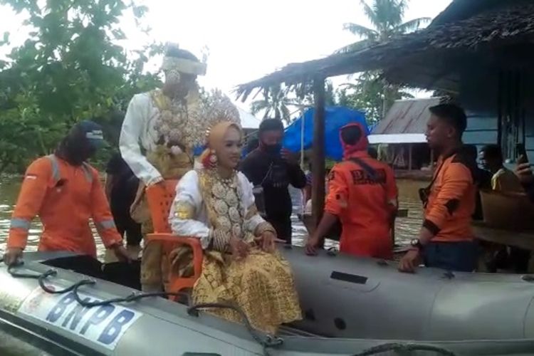 Sepasang pengantin di Kampung Marobo, Kelurahan Salu Battang, Kecamatan Telluwanua, Kota Palopo, yang akan melakukan pesta Marola (Pesta di Kediaman Laki-laki) terpaksa harus dievakuasi menggunakan perahu oleh BPBD Kota Palopo, Sabtu (16/01/2021)