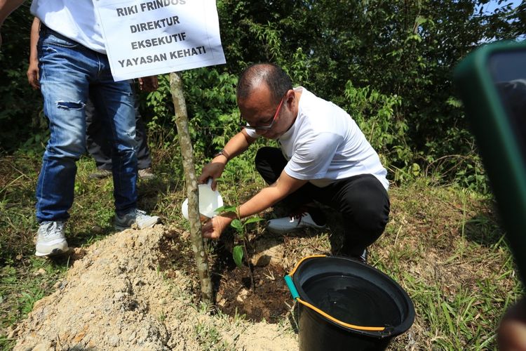 Direktur Eksekutif Kehati Riki Frindos menanam pohon sebagai bentuk simbolis pembangunan Taman Kehati Emil Salim di Sawahlunto, Rabu (8/6/2022).