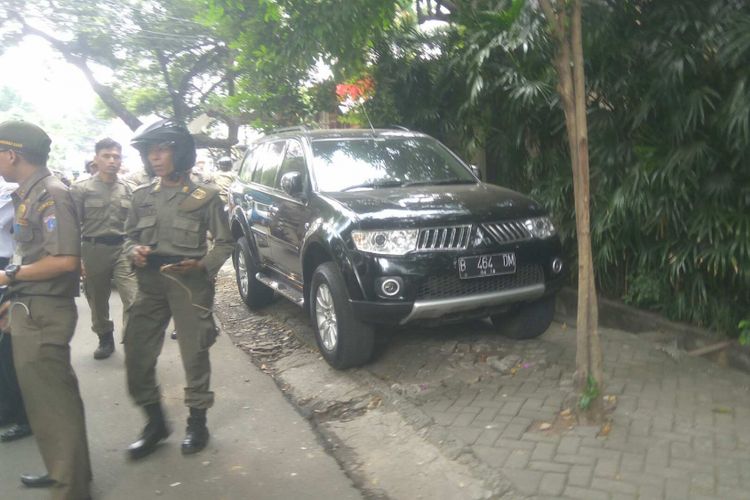 Mobil parkir di trotoar di Jalan Tulodong Atas, Kebayoran Baru, Jakarta Selatan, Rabu (9/8/2017).