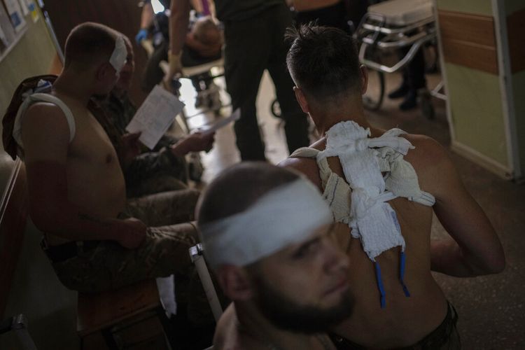 Prajurit Ukraina yang terluka menunggu perawatan medis, di wilayah Donetsk, Ukraina timur, Selasa, 7 Juni 2022. 