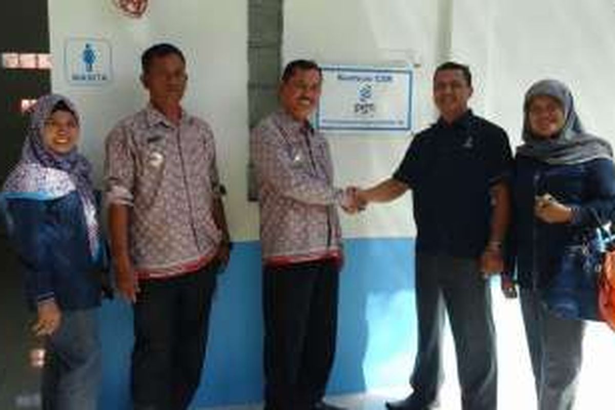 Penyerahan bantuan dari PGN untuk membangun toilet di kawasan wisata Danau Toba, Sumatra Utara
