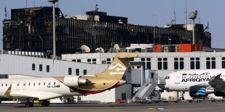 Foto ini diambil pada 26 Agustus 2014, menampilkan suasana Bandara Internasional Tripoli setelah direbut kelompok militan Fajar Libya. Sejumlah sumber intelijen mengatakan kelompok itu mencuri sejumlah pesawat komersial yang akan digunakan dalam sebuah aksi teror mirip tragedi 11 September 2001.
