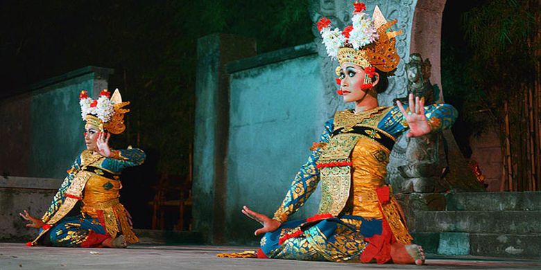 Tari Legong Lasem dimainkan dengan gaya bedulu di Bentara Budaya Bali, Minggu (23/4/2017). Legong klasik ini telah mencapai generasi kelima di Desa Bedulu, Gianyar, Bali. Saat pementasan, penari mengenakan pakaian warisan dari penari Legong Lasem generasi pertama.