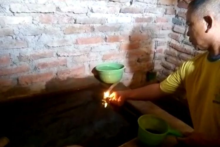 Rasad (55), saat mengetes selang air bak mandinya berisi gas. Begitu api dinyalakan dari mulut selang gas menyambar api tersebut.