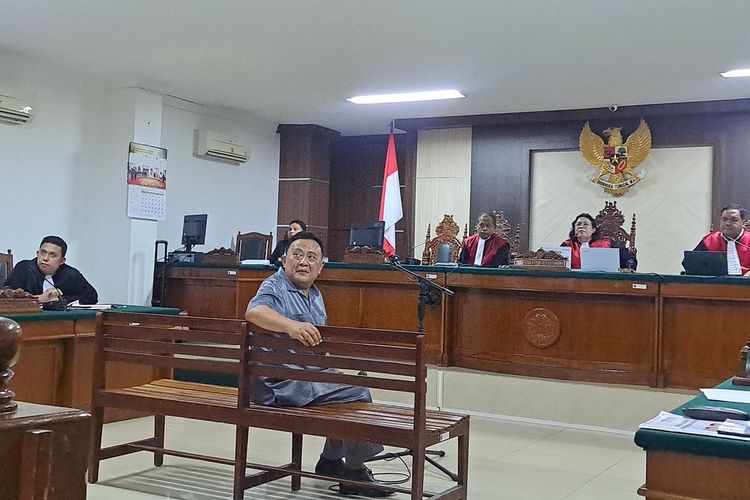 Caleg DPR RI Dapil 1 Sulsel dari Partai Demokrat Syarifuddin Daeng Punna alias Sadap saat menghadiri sidang di PN Makassar, Senin (25/3/2024)