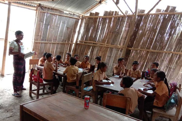 Foto : Saat siswa-siswi belajar di bangunan darurat SDN Kujuwongga, Desa Lidi, Kecamatan Palue, Kabupaten Sikka, NTT, Kamis (9/1/2020).