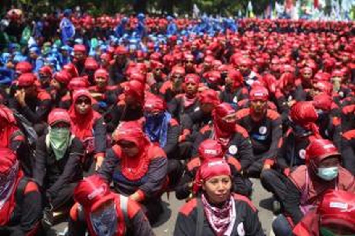 Ribuan buruh se-Jabodetabek berjalan menuju Istana Merdeka, Jakarta Pusat, Selasa (1/9/2015). Mereka berunjuk rasa menuntut 10 poin kepada Pemerintah salah satunya menolak ancaman pemutusan hubungan kerja terhadap buruh akibat melemahnya nilai rupiah.