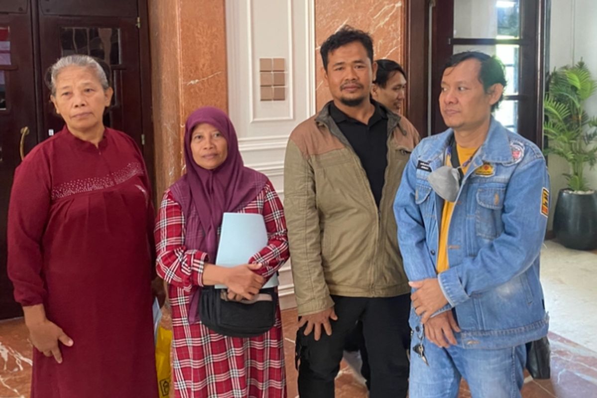 Para pedagang kantin Polsek Tegalsari saat di Balai Kota Surabaya, Kamis (4/9/2025).