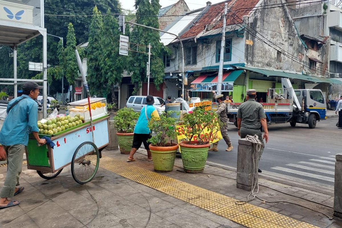 Sejumlah pedagang kaki lima di sekitar kawasan Kota Tua Jakarta direlokasi ke lokasi binaan pada Senin (11/7/2022).