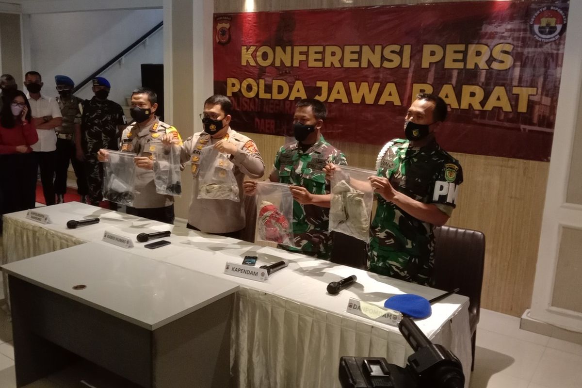 Kapolresta Bandung Kombes Hendra Kurniawan, Kabidhumas Jabar, Kombes Erdi A Chaniago, Kapendam III Siliwangi Kolonel Arie Tri Hedhiyanto, dan Danpomdam III Siliwangi. dalam acara preskon di Mapolda Jabar, terkait kasus dua sejoli yang mengalami kecelakaan di Wilayah Nagreg.