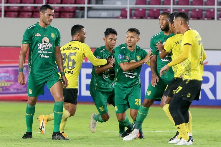 Pemain Persebaya Surabaya Jose Wilkson, Marselino Ferdinan, Arif Satria dan Alie Sesay bersiap berebut bola dengan pemain Barito Putera saat pertandingan pekan 15 Liga 1 2021-2022 yang berakhir dengan skor 2-0 di Stadion Manahan Solo, Sabtu (4/11/2021) malam.