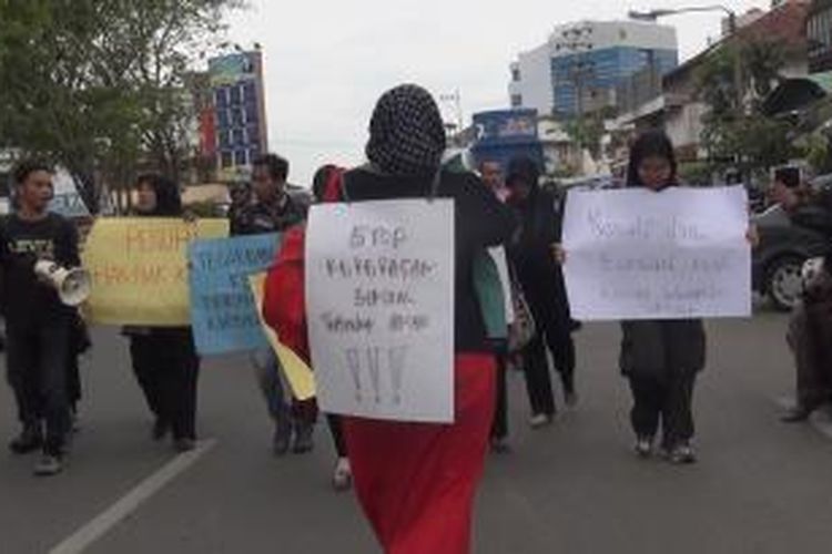 Aktifis perempuan melakukan aksi demo berjalan kaki menuju Mapolresta Banda Aceh tuntut pelaku kekerasan seksual terhadap anak dihukum seberat-beratnya. ***** K12-11