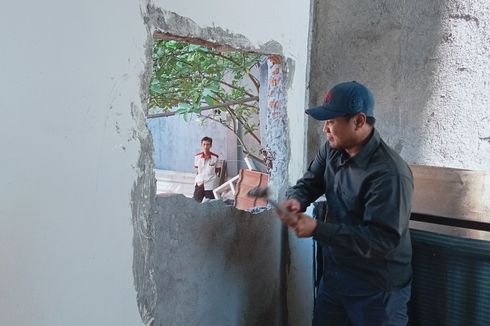 Tangisan Santi Pecah Saat Tembok Masjid yang Tutup Akses Jalan ke Rumahnya Dibongkar