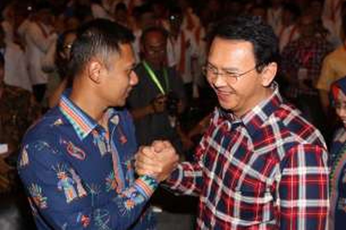 Bakal calon gubernur DKI Jakarta, Basuki Tjahaja Purnama, bersalaman dengan bakal calon gubernur DKI Jakarta, Agus Harimurti Yudhoyono, di lokasi pengundian nomor urut cagub-cawagub, JIExpo Kemayoran, Jakarta Pusat, Selasa (25/10/2016).