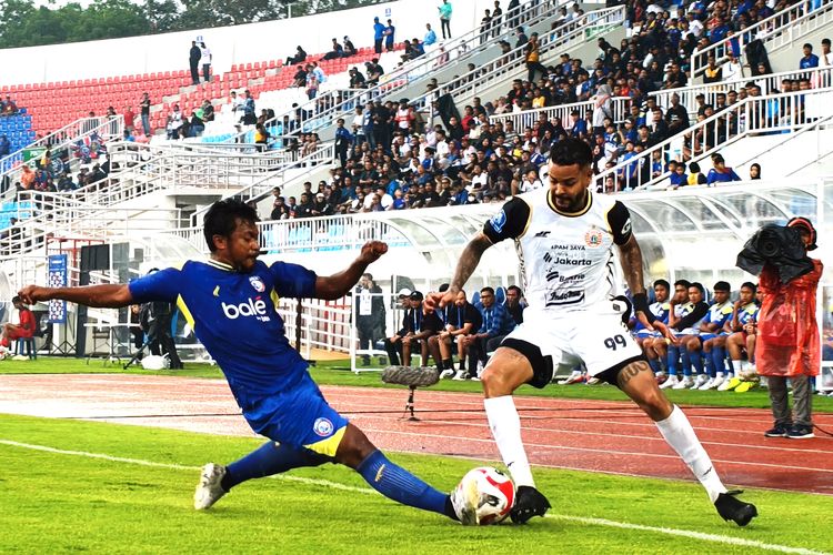 Aksi penyerang Persija Jakarta, Maxwell, saat menghadapi Arema FC pada laga lanjutan Super League 2025-2026 di Stadion Kanjuruhan, Malang, pada Sabtu (8/11/2025).