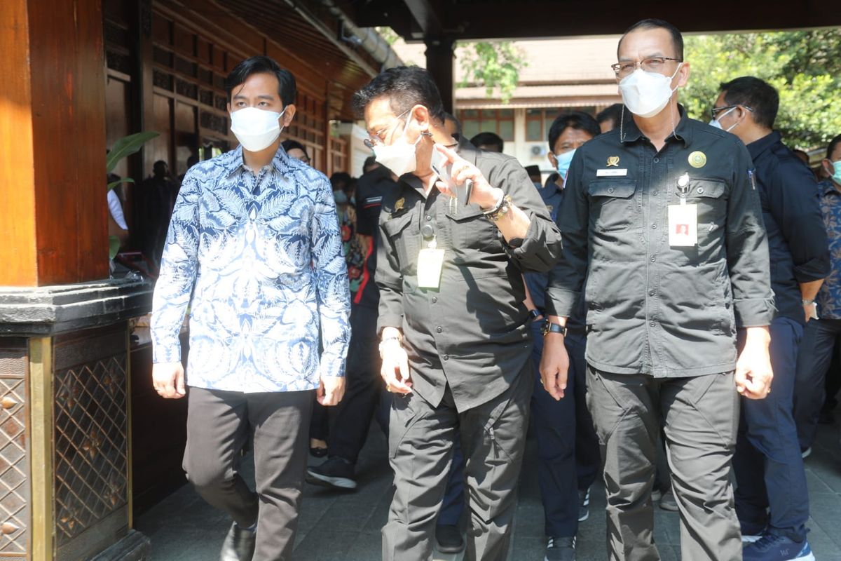 Menteri Pertanian (Mentan) Syahrul Yasin Limpo (SYL) (tengah) bersama Wali Kota (Walkot) Solo Gibran Rakabuming Raka (kiri).