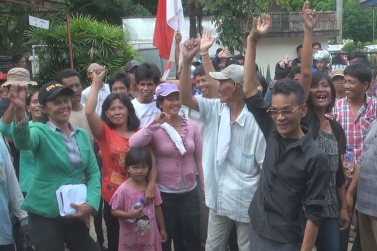 Warga korban banjir yang sebagian ibu rumah tangga berunjuk rasa di Kantor Camat  Kayuagung OKI menuntut pelaksana pembangunan jalan tol bertanggungjawab atas bencana banjir yang merendam rumah mereka akibat pembangunan jalan Tol Kapal Betung.