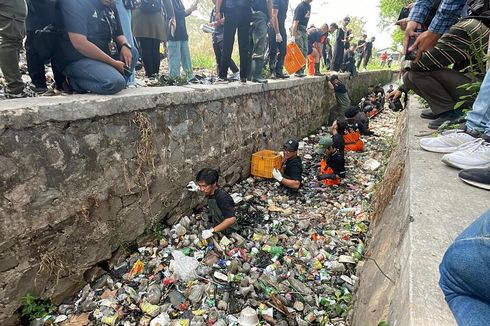 Pandawara Angkut 45 Kantong Sampah dari Selokan di Baleendah Bandung