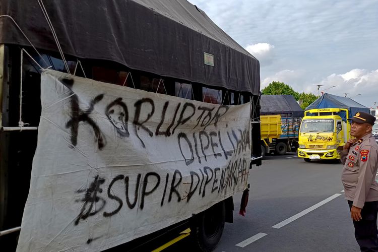 Ratusan sopir truk dari berbagai daerah di Kabupaten Kebumen menggelar aksi unjuk rasa pada Jumat, 20 Juni 2025, untuk memprotes keberadaan sanksi pidana dalam regulasi Over Dimension and Over Loading (ODOL).